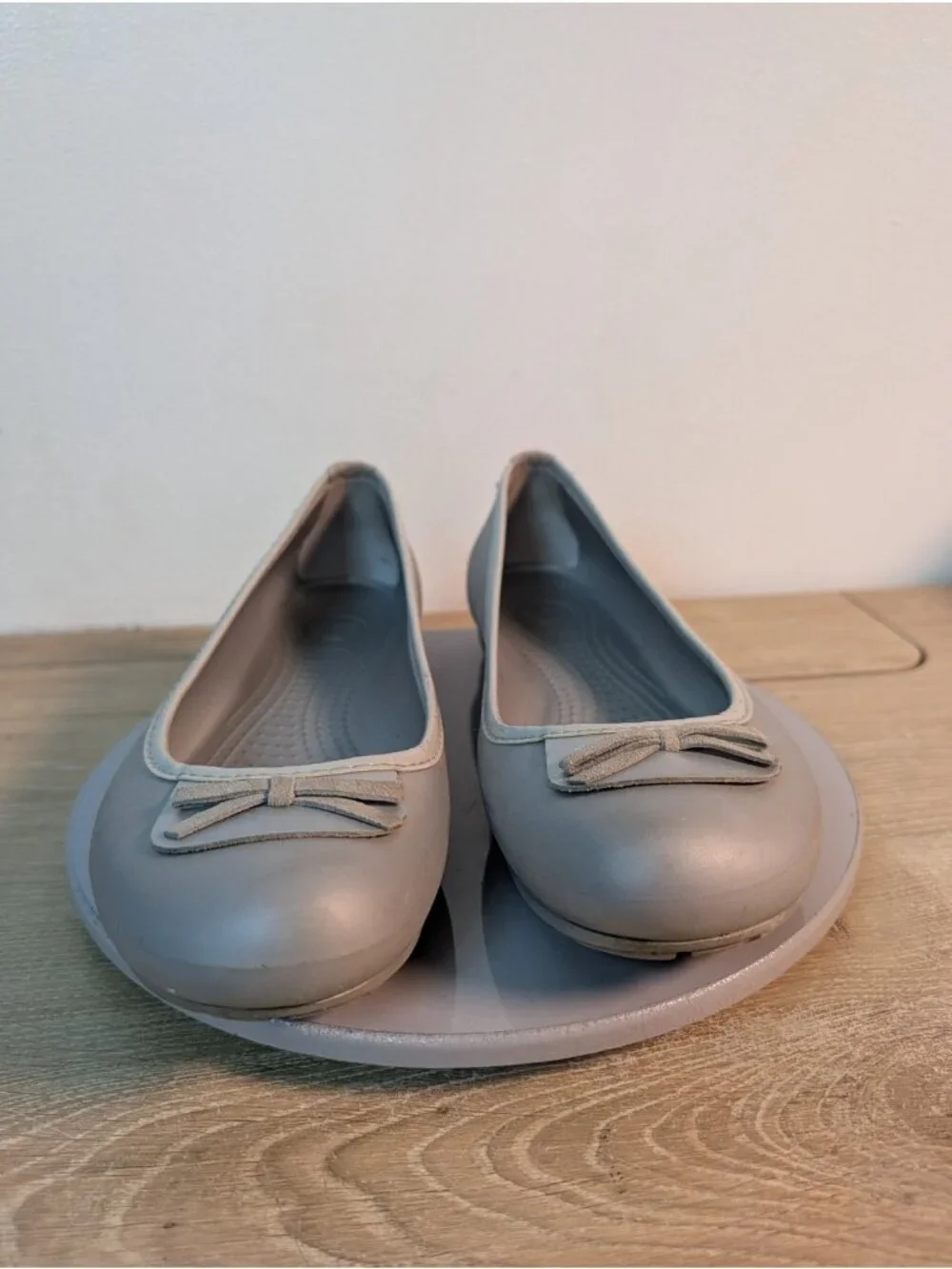 Women's CROCS Lily Bow Slip On Rubber Platform Flats Sz 10 Gray Silver